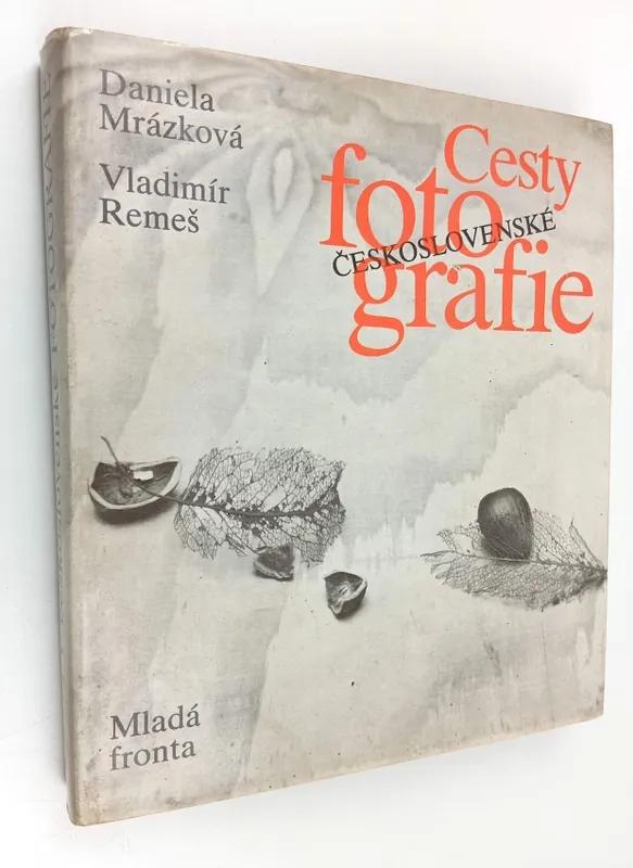 Cenová Bomba Cesty československé fotografie : vyprávění o historii československé fotografie prostřednictvím životních a tvůrčích osudů vybraných osobností a mezních vývojových okamžiků
